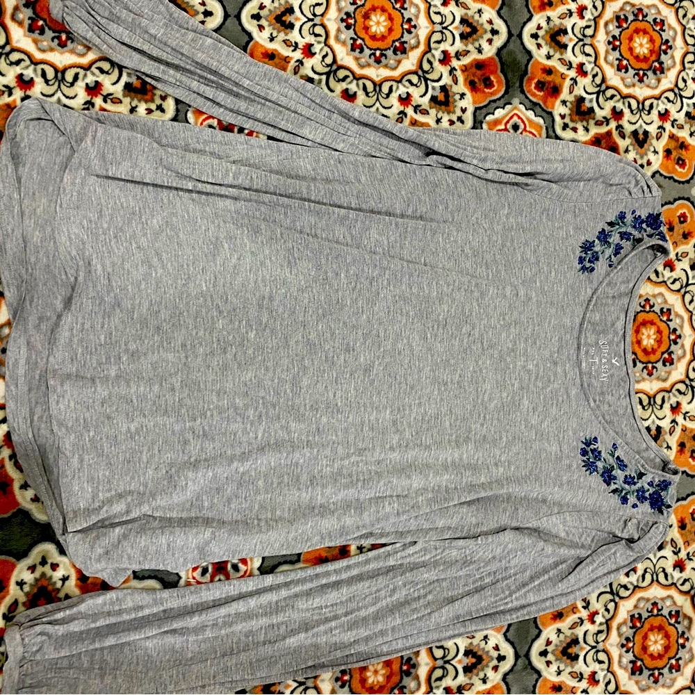 Soft and comfy long sleeve shirt with flower design size large